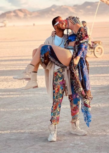 seyma subasi ve mohammed alsaloussi den burning man pozlari